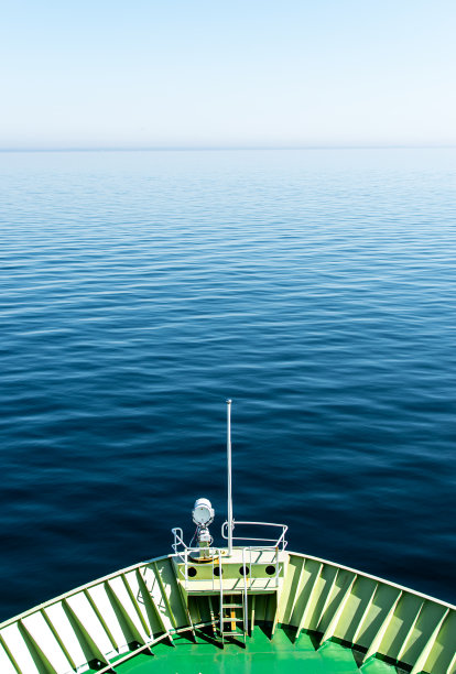 从船上看向地平线图片下载