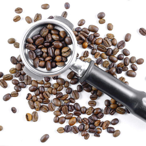 棕色烘烤的咖啡豆在土豆滤镜上隔离在白色背景上，俯视图工作室拍摄。图片下载