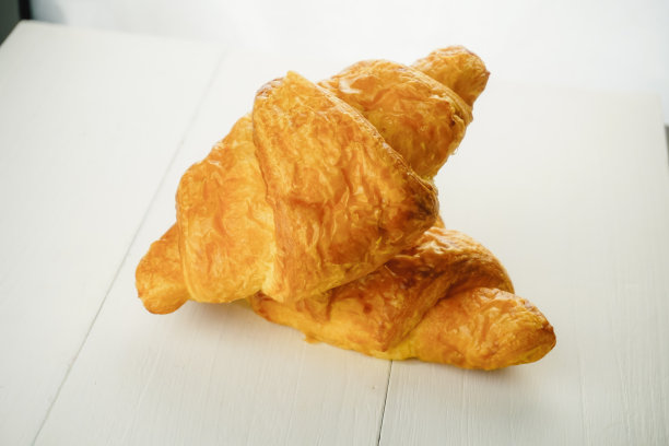 白色背景上的素色羊角面包图片下载