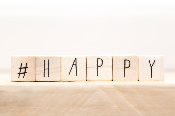 木质立方体，带有标签和“快乐，微笑和心”，社交媒体概念背景图片下载
