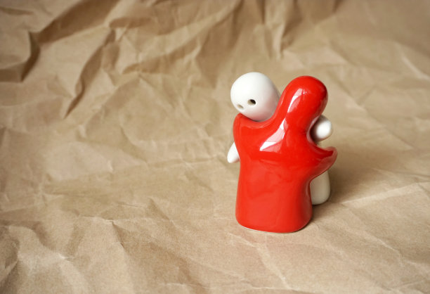 两个象征性的身体拥抱在自然纸张的背景与自由复制空间图片下载