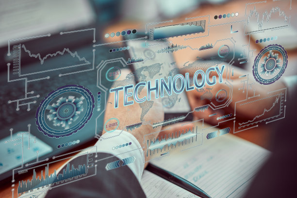 现代办公室里的商人用笔记本电脑工作。虚拟全息图标签上写着"服务"图片下载