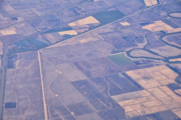 从飞机上俯瞰阿肯色州和密西西比州边界的密西西比河空中景观。蜿蜒的河流和乡村城镇，美利坚合众国。美国。图片下载