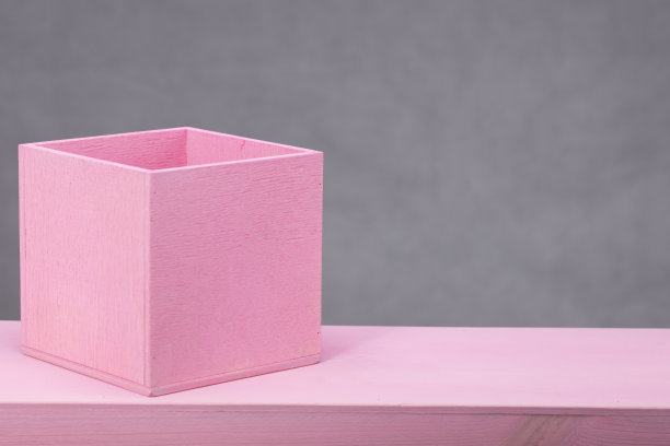 灰色背景上的粉色木箱图片下载