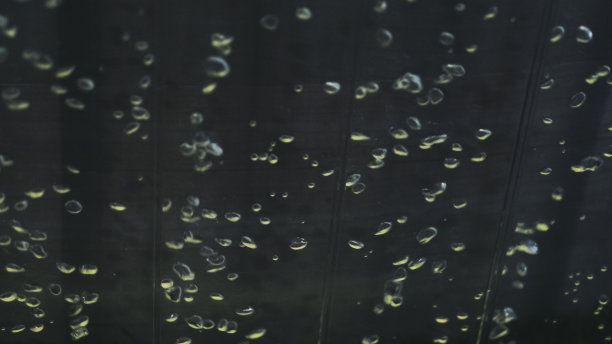 漂亮的抽象淡黄色背景由水在玻璃下。背景和纹理概念。图片下载