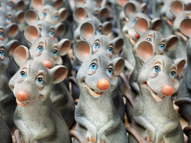 灰色的陶俑滑稽的鼠标前视图。2020年的象征图片下载