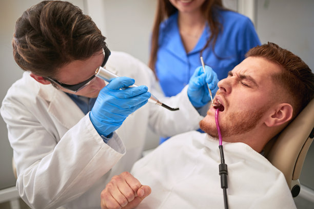 男病人看牙医牙痛图片下载