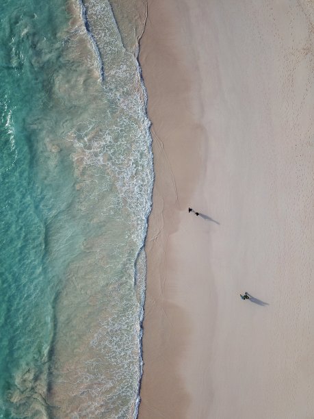 百慕大马蹄湾海滩的无人机鸟瞰图图片下载