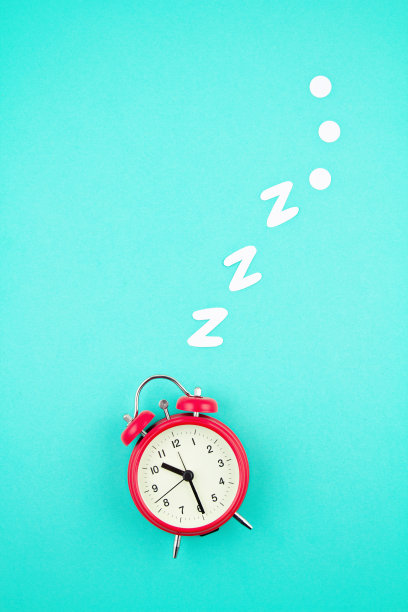 打鼾经典闹钟在蓝色柔和的时尚背景。平躺，俯视图模拟图片下载
