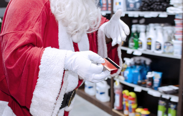 圣诞老人在店里用信用卡付账图片下载