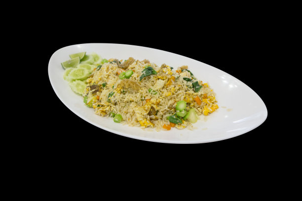 俯视图泰式酸橙黄瓜炒饭，重点选择。图片下载