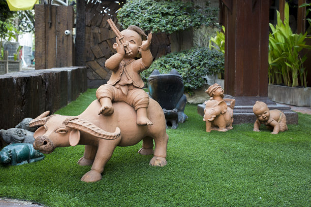 儿童灰泥娃娃用于家庭和花园装饰。图片下载