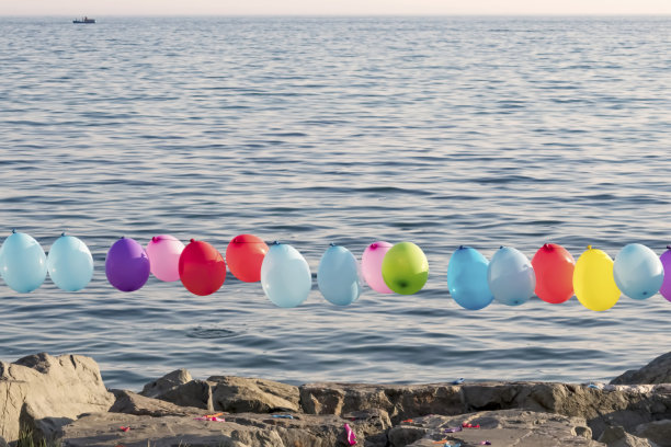 五颜六色的气球在海边图片下载