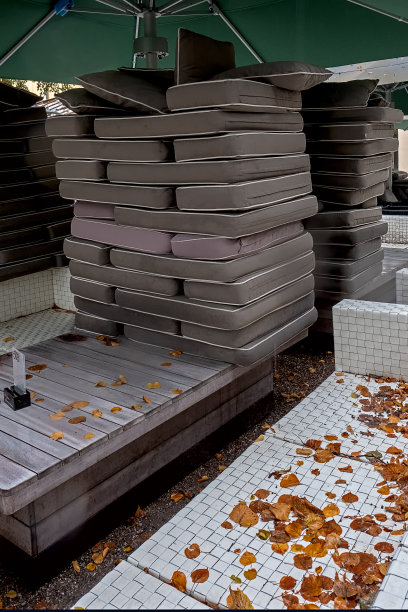 秋天的雨天，慕尼黑一家户外咖啡馆里的叠放坐垫图片下载