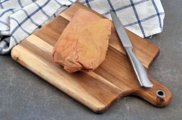 半熟的鹅肝放在砧板上图片下载