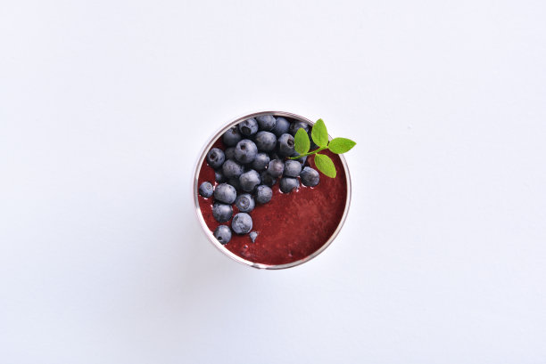 玻璃杯里的蓝莓奶昔图片下载