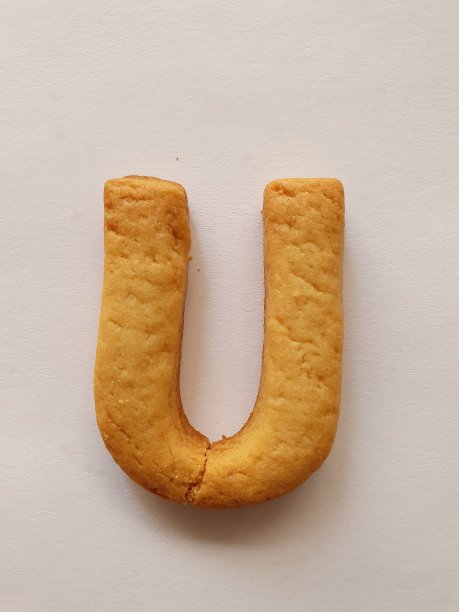 形成字母U的烤饼干图片下载