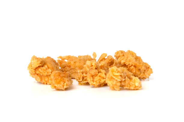 白色背景上的烤肉片。炸鸡片特写。图片下载