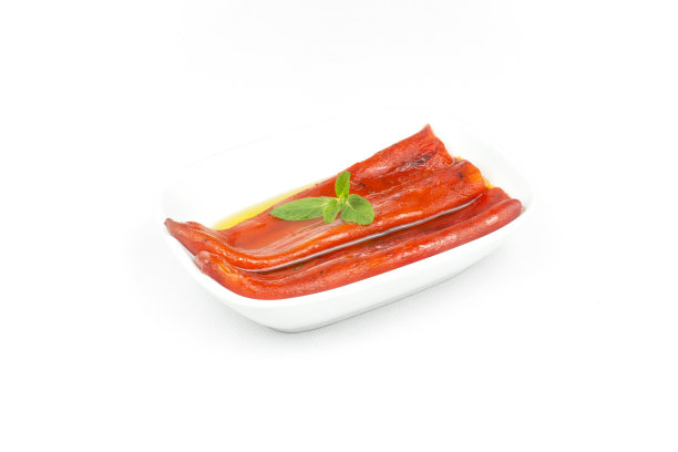 传统的土耳其红辣椒开胃菜挑在盘子上孤立的白色背景上图片下载