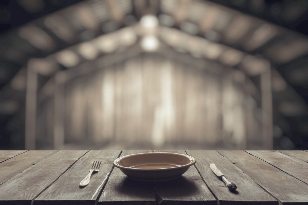 盘子，叉子和刀在旧房间的桌子上图片下载