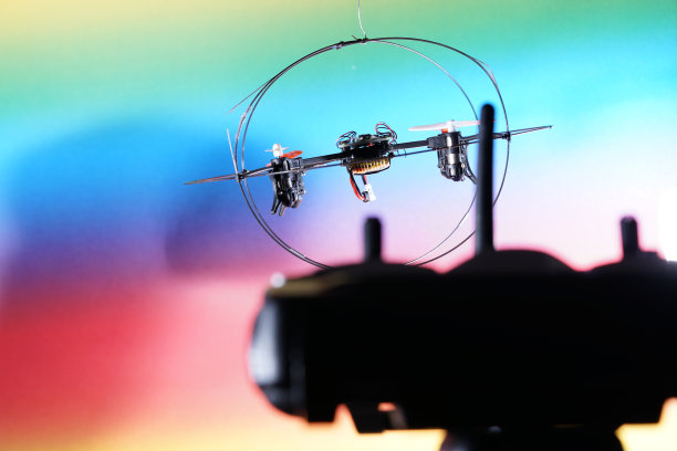 四旋翼机也被称为无人机拍摄在工作室和伪造飞行图片下载