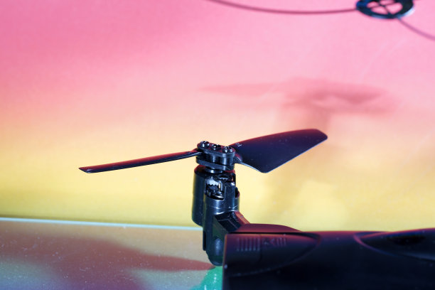 四旋翼机也被称为无人机拍摄在工作室和伪造飞行图片下载