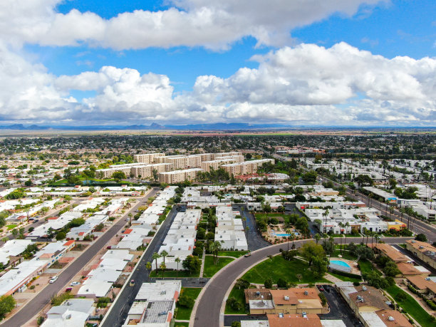 亚利桑那州斯科茨代尔沙漠城市的鸟瞰图图片下载