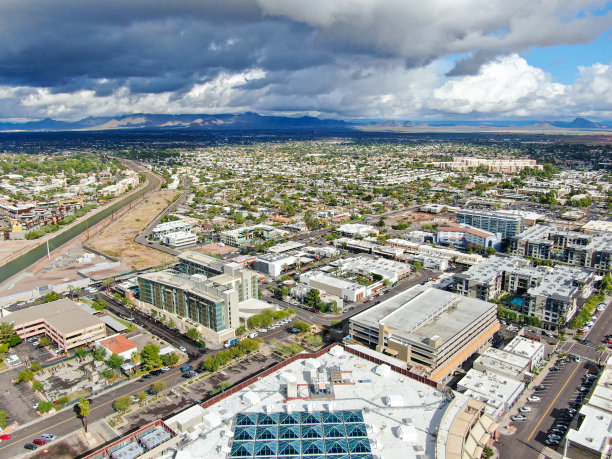 亚利桑那州斯科茨代尔沙漠城市的鸟瞰图图片下载