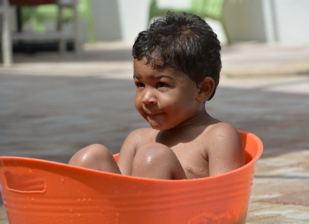 水桶里的男孩图片下载