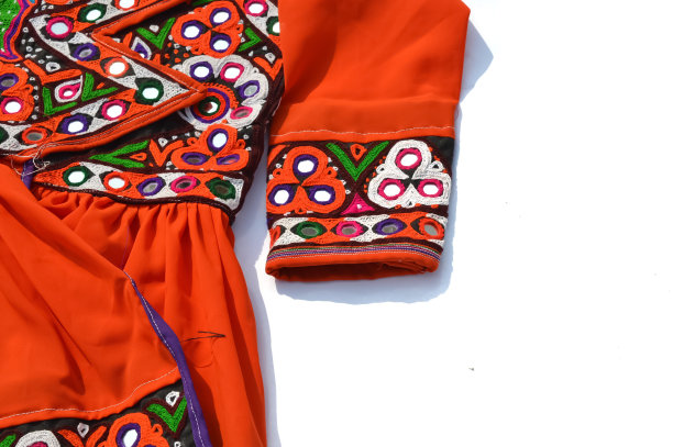 传统服饰民族服装与刺绣，红色天鹅绒婴儿连衣裙在白色背景图片下载