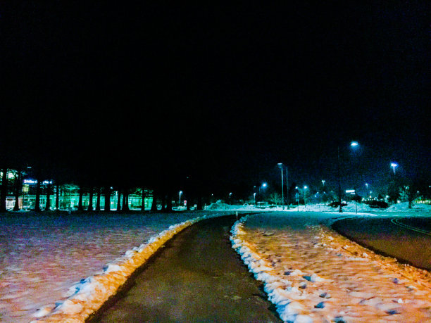 一条穿过雪地的小路图片下载