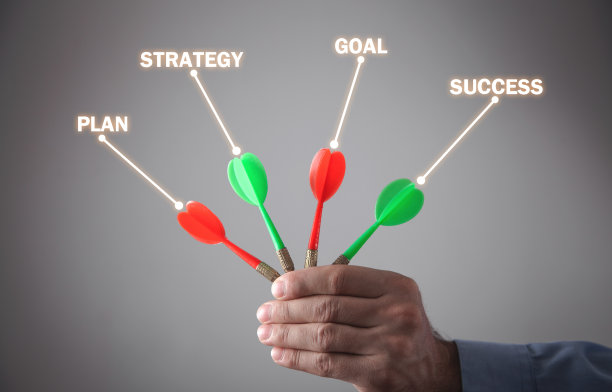 男性手持飞镖。计划，策略，目标，成功图片下载