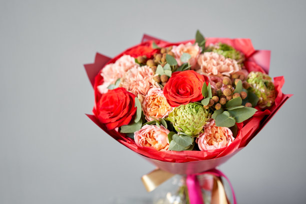 欧洲花卉商店。一束美丽的混合鲜花放在玻璃花瓶里。花店花匠的工作。送新鲜的切花。图片下载