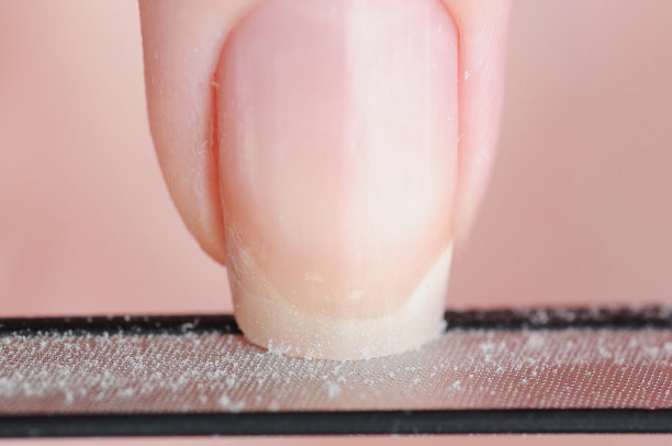 近距离照片的女人做美甲与指甲锉图片下载