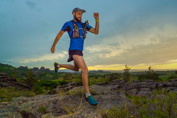 一位男性跑步者晚上在户外做运动。图片下载