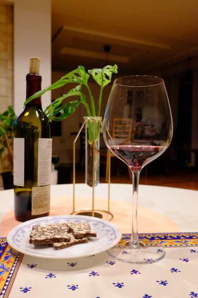 一杯红酒和巧克力片图片下载