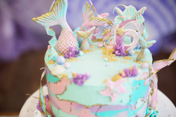 装饰着美人鱼尾巴的蛋糕。图片下载