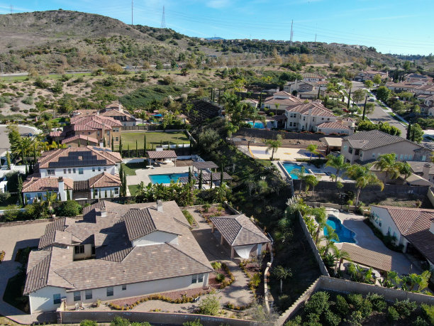 鸟瞰图的小社区与住宅豪宅在加利福尼亚图片下载