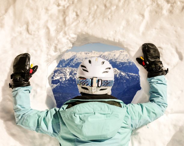 滑雪者从墙上的一个洞看到的图片下载