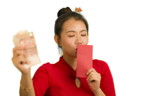 这是一幅年轻、快乐、美丽的亚洲华人女性的肖像，她们穿着传统的新年红裙，挽着发髻，手里拿着装着钱的红包，表示来自朋友和家人的祝福图片下载