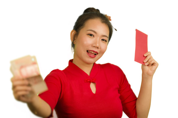 这是一幅年轻、快乐、美丽的亚洲华人女性的肖像，她们穿着传统的新年红裙，挽着发髻，手里拿着装着钱的红包，表示来自朋友和家人的祝福图片下载