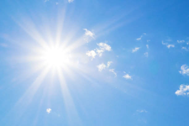 明亮的太阳与美丽的光束在天空与云彩图片下载