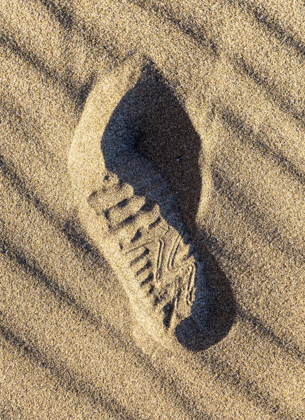 沙滩上的鞋印图片下载