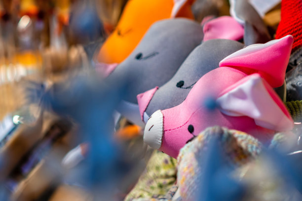 选择性聚焦特写照片。手工制作的玩具系列在手工艺者的年度市场上畅销。图片下载