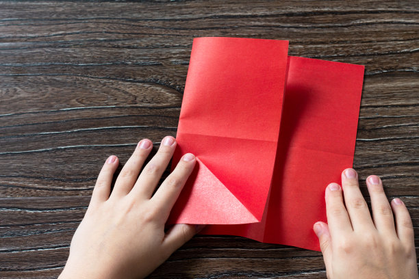 第五步折纸。贺卡与情人心的祝贺。儿童艺术项目为孩子制作工艺。工艺为儿童。图片下载