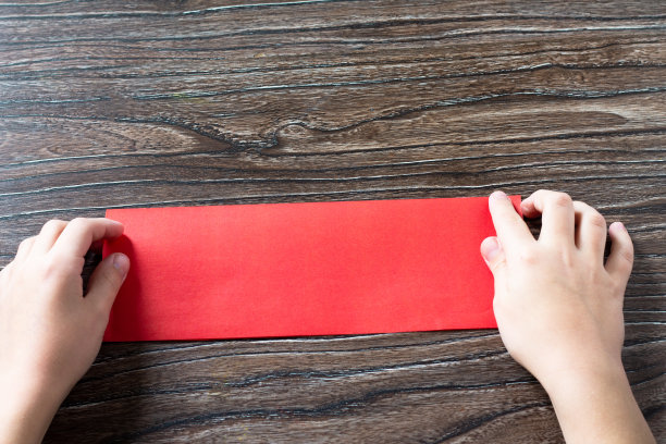 步骤2折纸。贺卡与情人心的祝贺。儿童艺术项目为孩子制作工艺。工艺为儿童。图片下载