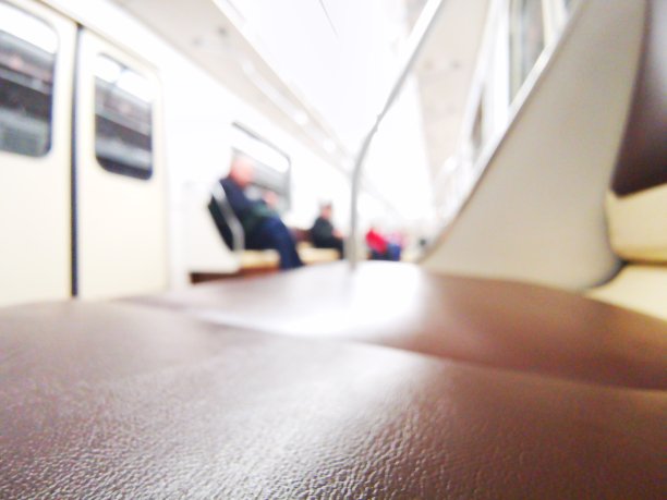 地铁里的人图片下载