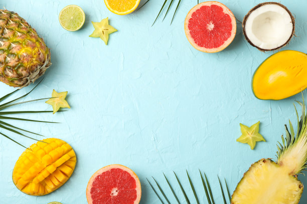 组成与异国水果在蓝色的背景，文字空间图片下载