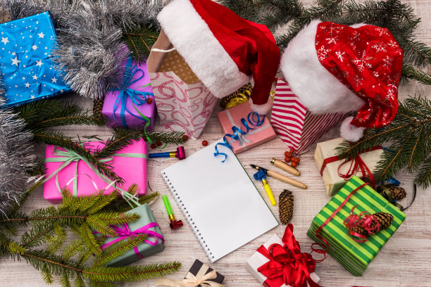 新年计划。空记事本和彩色礼品盒在轻桌上图片下载