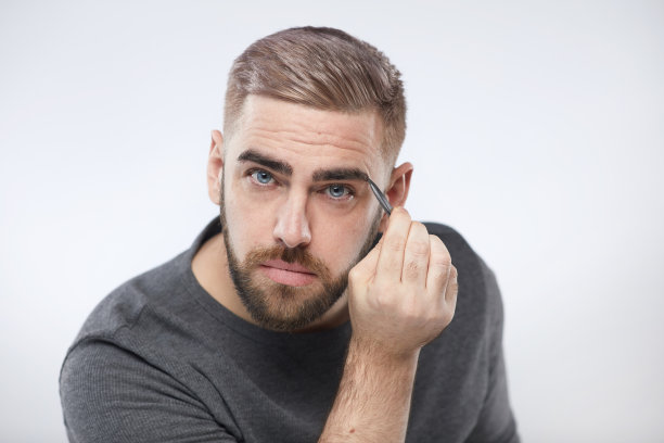 白种人用镊子夹眉毛图片下载